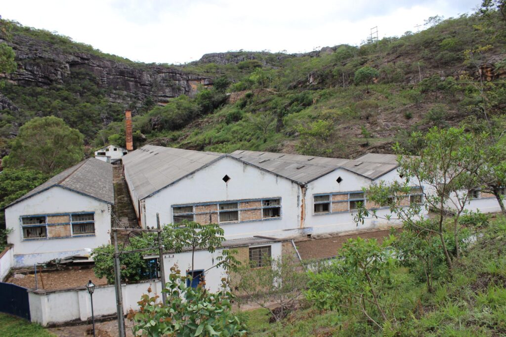 Galpões da fábrica às margens do Rio Biribiri